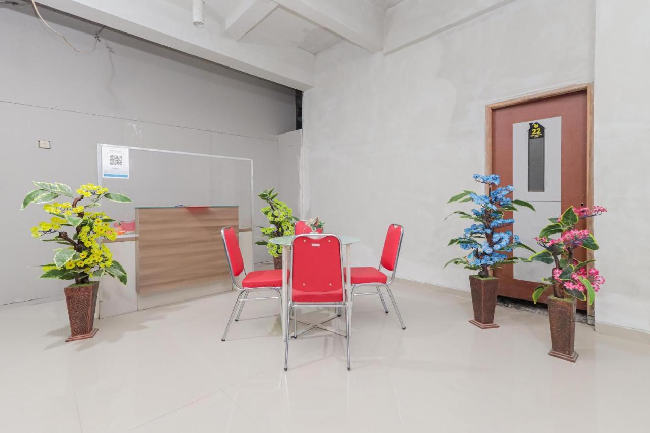 Hotel Reddoorz @ Gedangan Sidoarjo Exterior foto