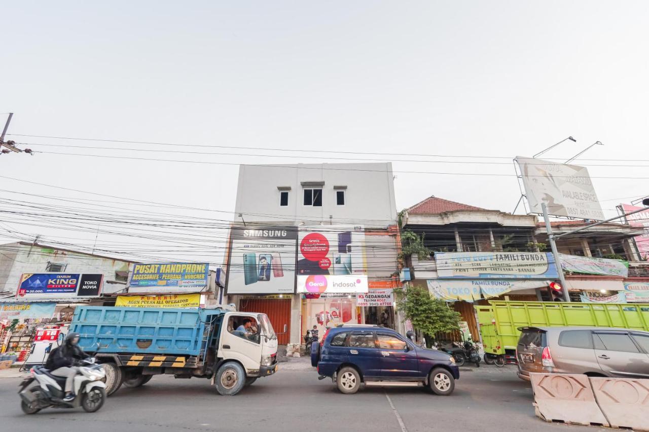 Hotel Reddoorz @ Gedangan Sidoarjo Exterior foto